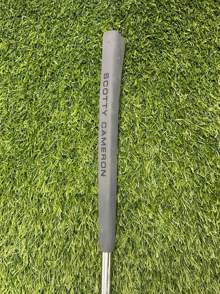 Scotty Cameron Futura 8M Mallet Putter 34.5" Original Grip RH – Pre-Owned Golf Club – TEE OFF Golf Shops