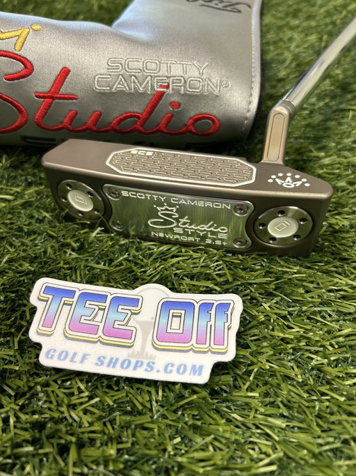 NEW Scotty Cameron Studio Style Newport 2.5+ Custom Torch Finish 34" RH – Pre-Owned Golf Club – TEE OFF Golf Shops