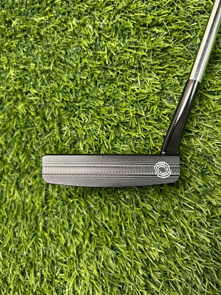 Odyssey black Series 9 Tour Designs Mid-Mallet Putter RH
